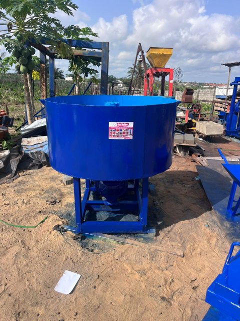 Concrete mixer machine photo 2