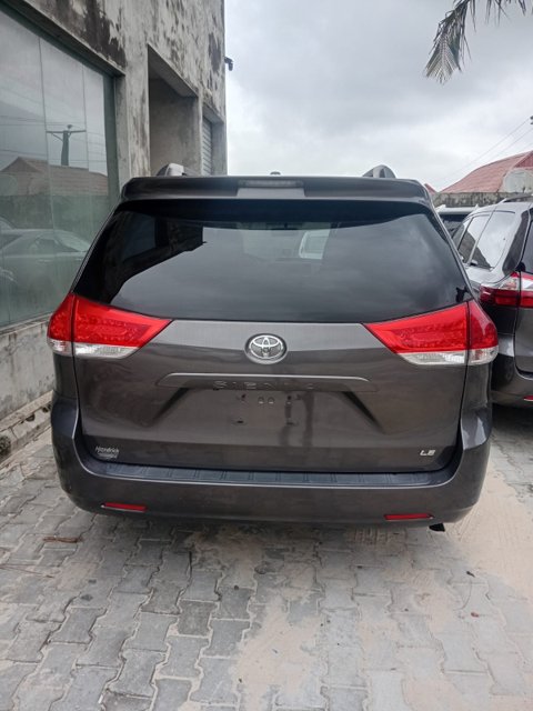 TOYOTA SIENNA photo 2