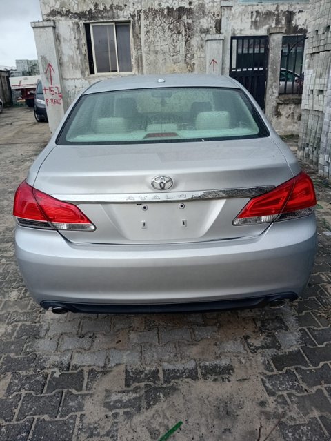 TOYOTA AVALON photo 2