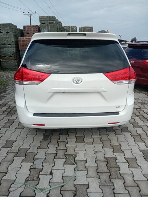 TOYOTA SIENNA photo 2