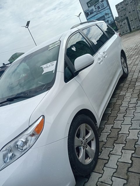 TOYOTA SIENNA photo 3
